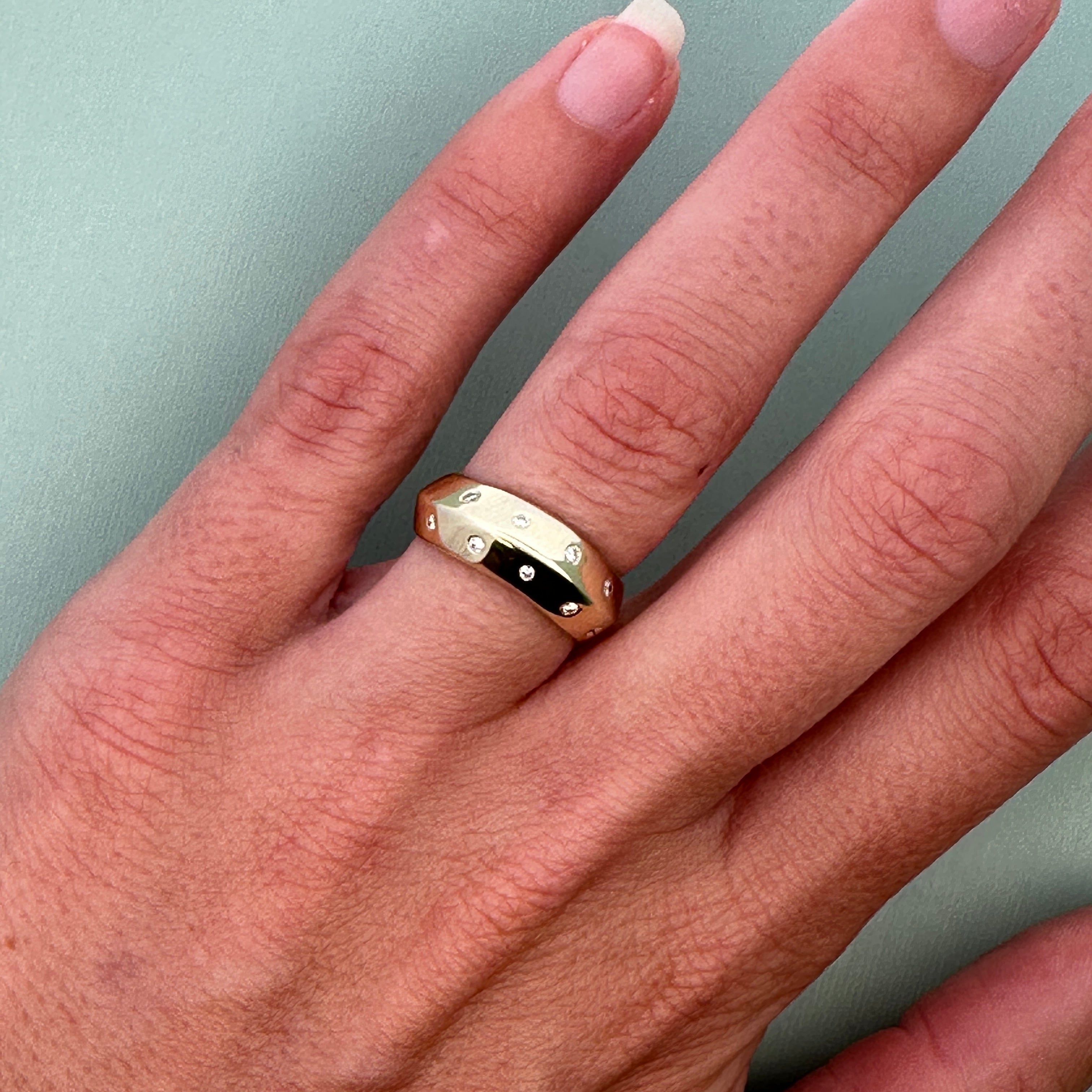 14k Yellow Gold Diamond Knife-Edge Wide Band Ring – Size 5.75
