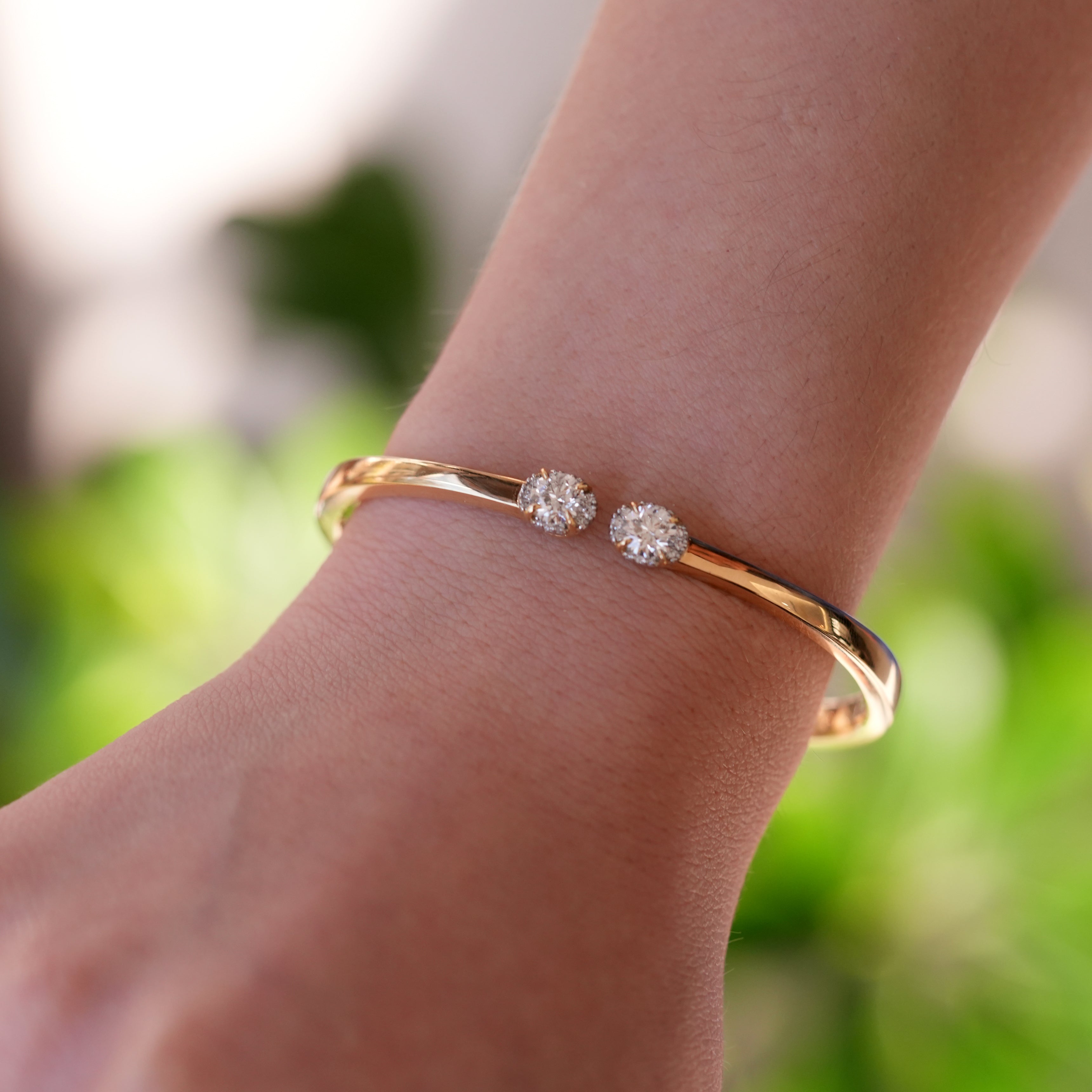 ELLIPSE DIAMOND OPEN BANGLE