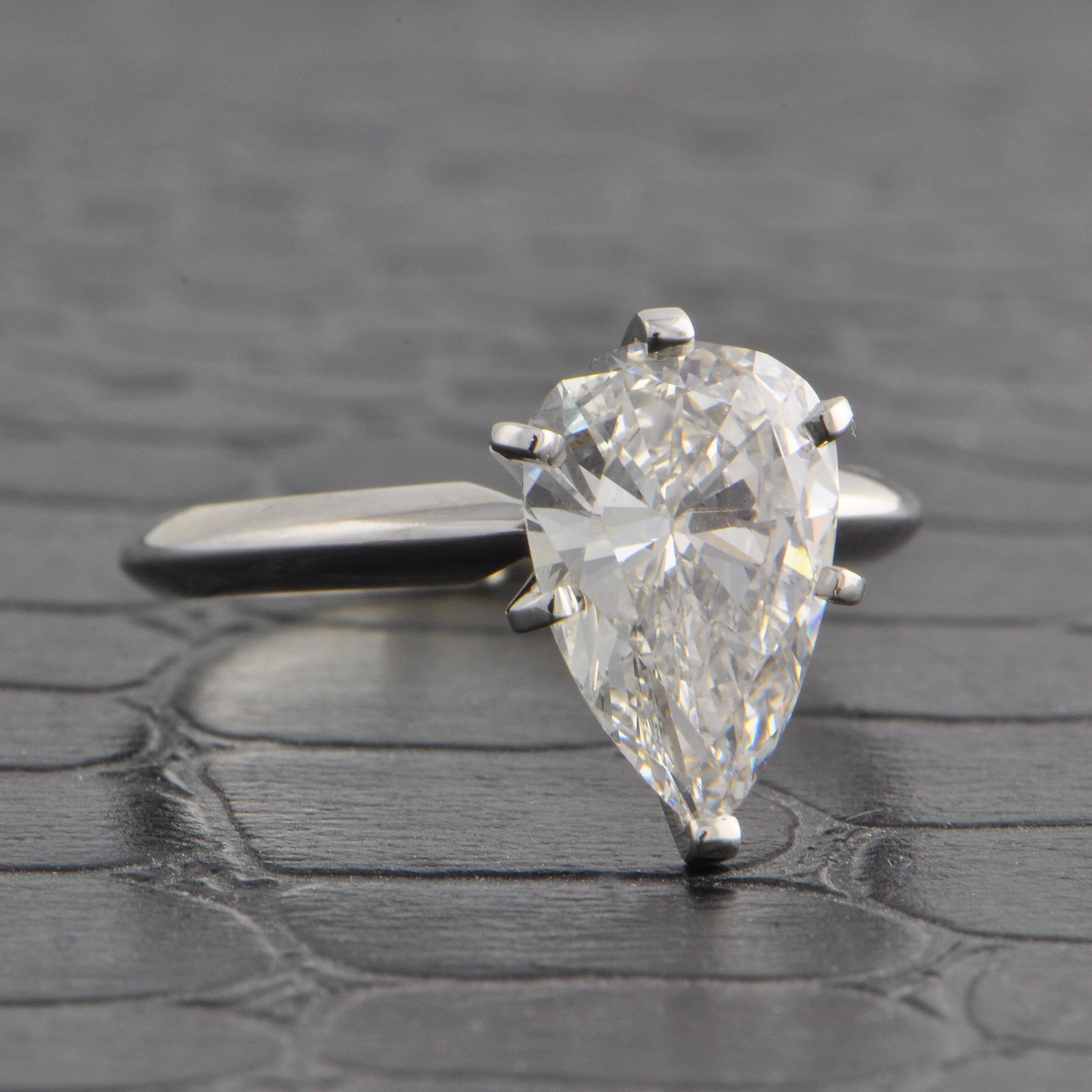 2.11 ct. E - VS2 Pear Cut Diamond Engagement Ring in White Gold